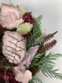 Kép 3/4 - Pinka Cipruska - Harmonikus színvilágú, termésekkel és egyéb növényi részekkel díszített mohakoszorú