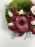 Kép 4/4 - Pinka Cipruska - Harmonikus színvilágú, termésekkel és egyéb növényi részekkel díszített mohakoszorú