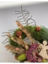 Kép 4/4 - Hársfás Angyallány - termésekkel s egyéb növényi részekkel díszített, selyemszalagos, fa angyalfigurás mohakoszorú 