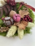 Kép 4/4 - Szerény Emlékezés - termésekkel s egyéb növényi részekkel díszített, selyemszalagos, fafeliratos mohakoszorú 