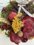 Kép 3/4 - Gazdag Emlékek - termésekkel s egyéb növényi részekkel díszített, selyemszalagos, festett fatábla feliratos mohakoszorú 