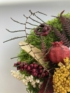 Kép 4/4 - Gazdag Emlékek - termésekkel s egyéb növényi részekkel díszített, selyemszalagos, festett fatábla feliratos mohakoszorú 