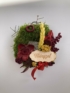 Kép 1/4 - Piroska, hiányzol! - Szeretettel teli, termésekkel s egyéb növényi részekkel díszített mohakoszor piros selyemszalaggal