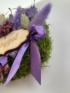 Kép 3/4 - Lillácska, hiányzol! - Kedves, lilás színvilágú, termésekkel és egyéb növényi részekkel díszített mohakoszorú