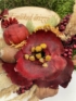 Kép 2/4 - Mákos Emlék - termésekkel s egyéb növényi részekkel díszített, selyemszalagos, fatábla feliratos mohakoszorú 