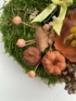 Kép 4/4 - Margarétás-tökös nosztalgia - egyszerű, termésekkel s egyéb növényi részekkel díszített, selyemszalagos mohakoszorú 