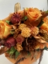 Kép 2/4 - Narancssárga rózsás, degeszre tölött kerámia tök száraz- és selyemvirágokkal 