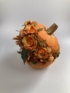 Kép 4/4 - Narancssárga rózsás, degeszre tölött kerámia tök száraz- és selyemvirágokkal 