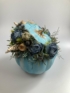Kép 4/4 - Égszínkék, vintage rózsás és kék boglárkás, degeszre tölött kerámia tök száraz- és selyemvirágokkal 