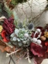 Kép 2/4 - Sírra tehető, a síkból megemelt, kövi rózsával, termésekkel és szárazvirágokkal díszített mohakoszorú