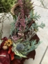 Kép 3/4 - Sírra tehető, a síkból megemelt, kövi rózsával, termésekkel és szárazvirágokkal díszített mohakoszorú