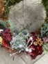 Kép 4/4 - Sírra tehető, a síkból megemelt, kövi rózsával, termésekkel és szárazvirágokkal díszített mohakoszorú