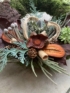 Kép 4/4 - Sírra tehető, a síkból megemelt, mini kövirózsákkal, termésekkel és egyéb növényi részekkel díszített mohakoszorú
