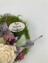 Kép 4/4 - Lágyság - termésekkel s egyéb növényi részekkel díszített, "Nem felejtünk" feliratú mohakoszorú 