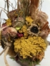 Kép 4/4 - Mustárszínű tökalapon nyugvó, szárazvirágos-selyemrózsás tartós, őszi kompozíció 