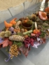 Kép 4/4 - Őszi luxus bőségtál - Mécsestartós, gombászó manós őszi, tartós asztaldísz növényi részekkel gazdagon díszítve