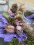 Kép 4/4 - Mákgubós, mécsestartós őszi bőségláda Hello Ősz fatáblácskával - tartós asztaldísz növényi részekkel gazdagon díszítve