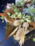 Kép 4/4 - Hiányzol feliratú, tölgyleveles-mohás alapon nyugvó, kövirózsás, ledmécseses, fakeresztes kegyeleti virágdísz