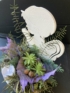 Kép 4/4 - Lila tölgyleveles, kövirózsás, iringós, "Emlékezünk" feliratú, mohalapon nyugvó, ledmécseses, faangyalkás virágdísz