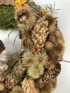 Kép 3/4 - Napraforgósban - Tobozkucsmás, dértől csillogó ruhás, láblógató manó apó natúr terméskopogtatója