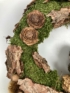 Kép 4/4 - Cédrusrózsás, natúr terméskopogtató tobozkucsmás, dértől csillogó ruhás, láblógató manó apó főszereplésével