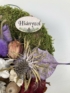 Kép 2/4 - Könyöklő angyalkás mohakoszorú tölgylevél ágyon, lila selyemszalaggal és "Hiányzol" feliratú fatáblácskával
