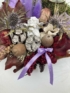 Kép 3/4 - Könyöklő angyalkás mohakoszorú tölgylevél ágyon, lila selyemszalaggal és "Hiányzol" feliratú fatáblácskával