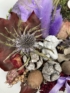 Kép 4/4 - Könyöklő angyalkás mohakoszorú tölgylevél ágyon, lila selyemszalaggal és "Hiányzol" feliratú fatáblácskával