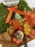Kép 4/4 - Narancssárga selyemszalagos, terméses mohakoszorú tölgylevél ágyon, "Hiányzol" feliratú fatáblácskával
