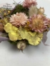 Kép 4/4 - Pasztell szalmarózsás, terméses mohakoszorú tölgylevél ágyon, "Nem felejtünk" feliratú fatáblácskával