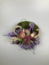 Kép 1/4 - Lila selyemszalagos, mákgubós, terméses mohakoszorú tölgylevél ágyon, &quot;Emlékezünk&quot; feliratú fatáblácskával
