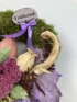 Kép 3/4 - Lila selyemszalagos, mákgubós, terméses mohakoszorú tölgylevél ágyon, "Emlékezünk" feliratú fatáblácskával