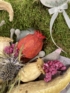 Kép 4/4 - Fehér selyemszalagos, terméses mohakoszorú tölgylevél ágyon, "Emlékezünk" feliratú fatáblácskával