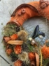 Kép 4/4 - Őszies színvilágú, narancssárga jutaszalagos, erdei manós, mohás terméskopogtató