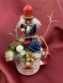 Kép 3/4 - Diótörő Dalibor kék tobozos, karácsonyi töltött bögrécskéje tartós virágdísz
