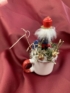 Kép 4/4 - Diótörő Dalibor kék tobozos, karácsonyi töltött bögrécskéje tartós virágdísz