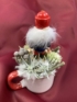 Kép 3/3 - Diótörő Demeter brunniával ékített karácsonyi töltött bögrécskéje tartós virágdísz