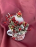 Kép 4/4 - Diótörő Dániel piros sóvirággal ékített karácsonyi töltött bögrécskéje tartós virágdísz