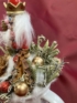 Kép 3/4 - Diótörő Dénes cédrusrózsával ékített karácsonyi töltött bögrécskéje tartós virágdísz