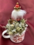 Kép 4/4 - Diótörő Dénes cédrusrózsával ékített karácsonyi töltött bögrécskéje tartós virágdísz