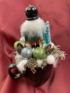 Kép 3/4 - Diótörő Donát türkiz fenyőfával és zuzmóval ékített karácsonyi töltött bögrécskéje tartós virágdísz