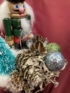 Kép 4/4 - Diótörő Donát türkiz fenyőfával és zuzmóval ékített karácsonyi töltött bögrécskéje tartós virágdísz