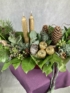 Kép 4/4 - Karácsonyi metálvörös tál két szálgyertyával és élő növényekkel