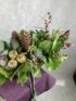 Kép 3/4 - Karácsonyi metálvörös tál két szálgyertyával és élő növényekkel