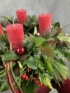 Kép 2/4 - Élő növényes adventi koszorú a klasszikus karácsonyi színekben
