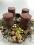 Kép 3/4 - Cédruska - 4 csokibarna hengergyertyás adventi asztaldísz növényekkel, cédrusrózsákkal és egyéb kellékekkel