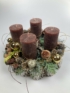 Kép 4/4 - Cédruska - 4 csokibarna hengergyertyás adventi asztaldísz növényekkel, cédrusrózsákkal és egyéb kellékekkel