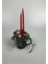 Kép 1/4 - Piros szalmagyertyás, házikós karácsonyi, ezüst fülű töltött bögre boróka ágyon, szalaggal
