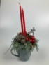 Kép 4/4 - Ezüstbe öltözött egérkés, piros szalmagyertyás karácsonyi töltött bögre boróka ágyon, szalaggal