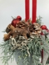 Kép 2/4 - Bámészkodó őzikés, piros szalmagyertyás karácsonyi töltött bögre boróka ágyon, szalaggal